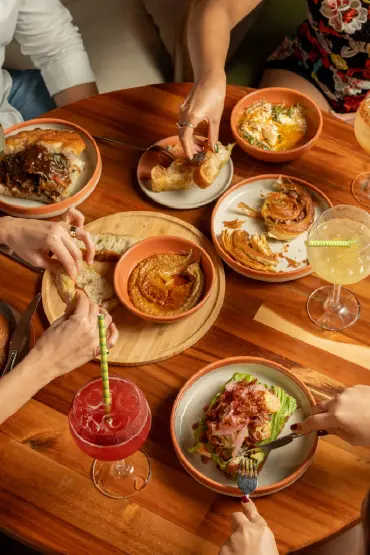 Experiencia de brunch compartido con pasteles artesanales café y cocteles en Nía Bakery cafetería Cartagena Colombia