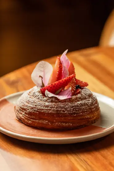 Croissant francés con frutas tropicales y flores comestibles en Nía Bakery panadería artesanal Centro Histórico Cartagena