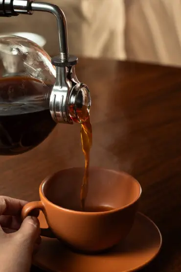 Café de especialidad siendo servido desde Chemex en taza de terracota en Nía Bakery cafetería Cartagena Colombia